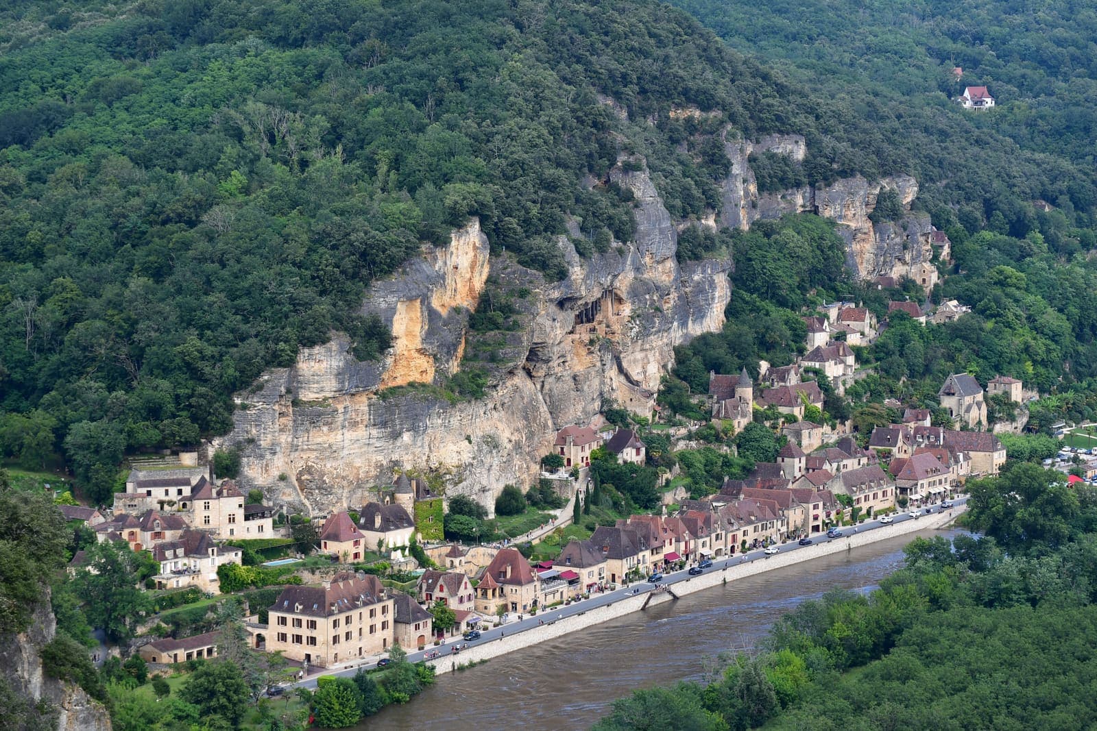 La Roque-Gageac, village accroché à la falaise au bord de la Dordogne
